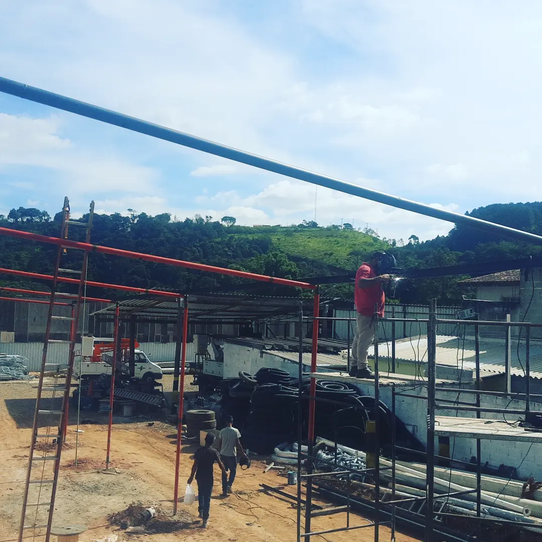 Estrutura metálica em construção — Vilas do Aço