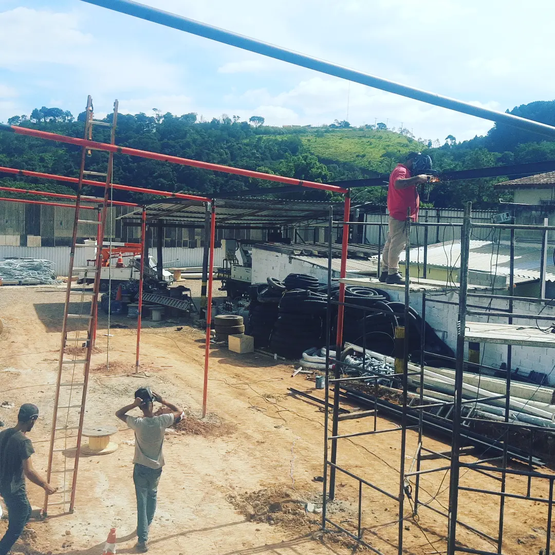 Equipe Vilas do Aço em obra de estrutura metálica
